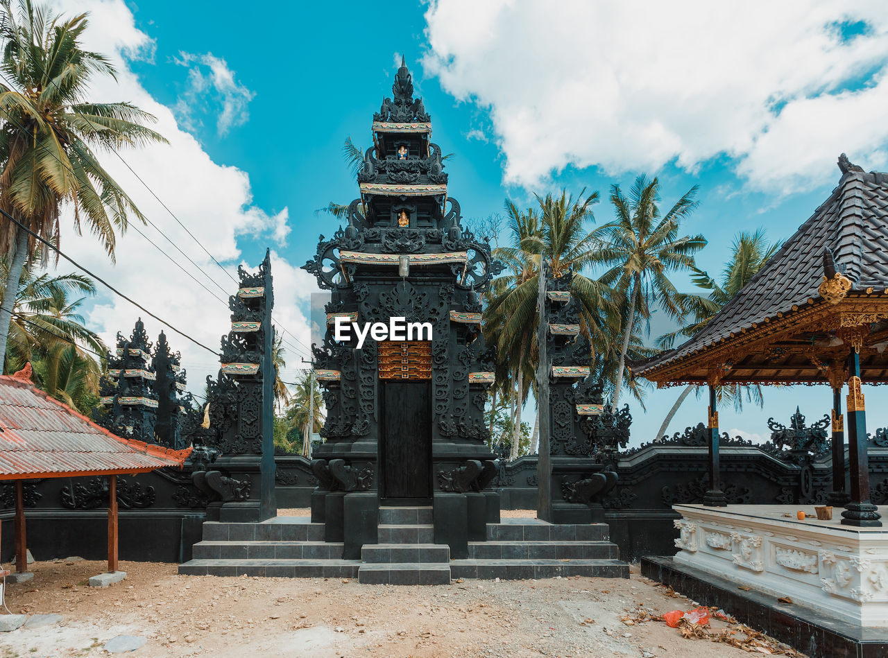 LOW ANGLE VIEW OF TEMPLE BUILDING AGAINST SKY