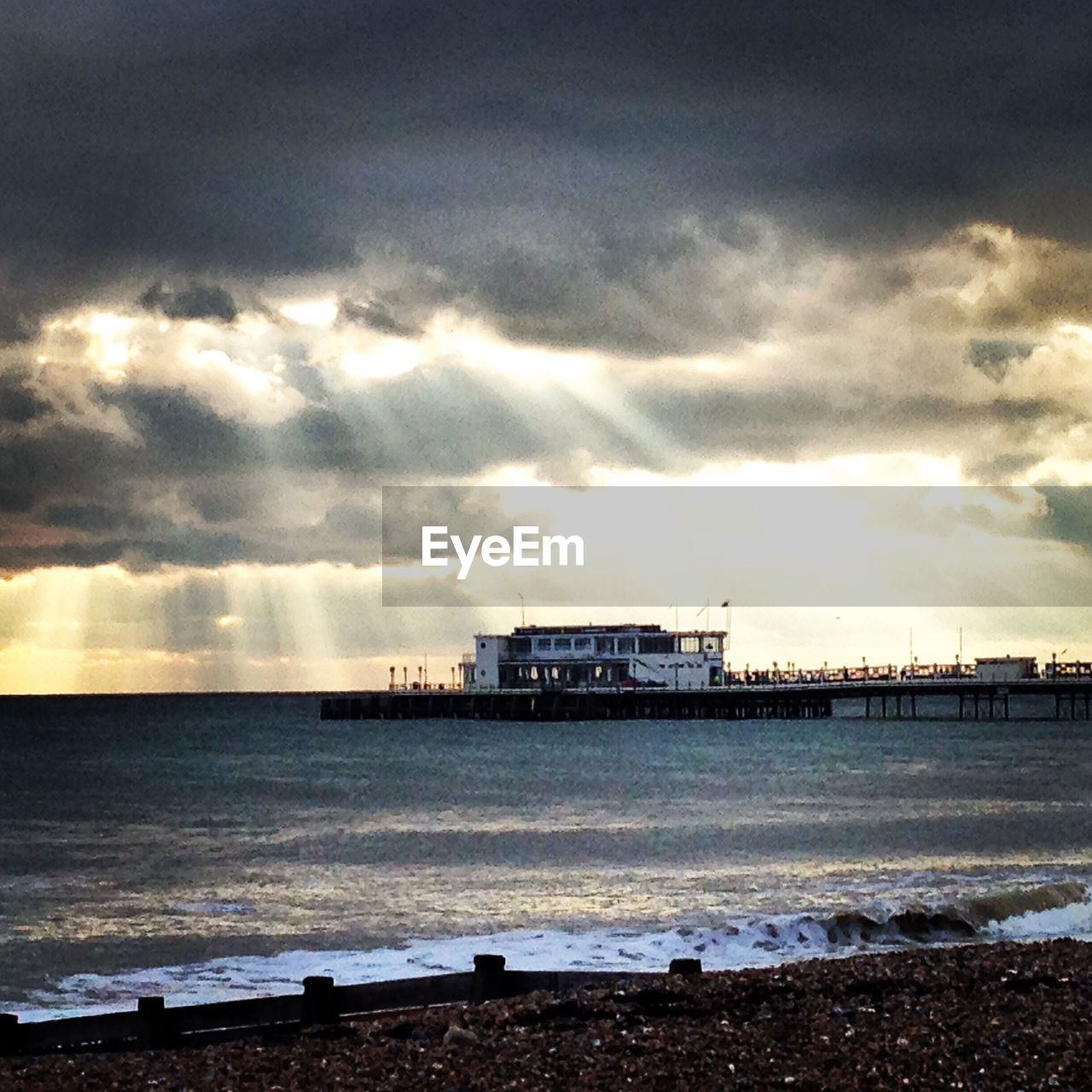 SCENIC VIEW OF SEASCAPE AGAINST CLOUDY SKY