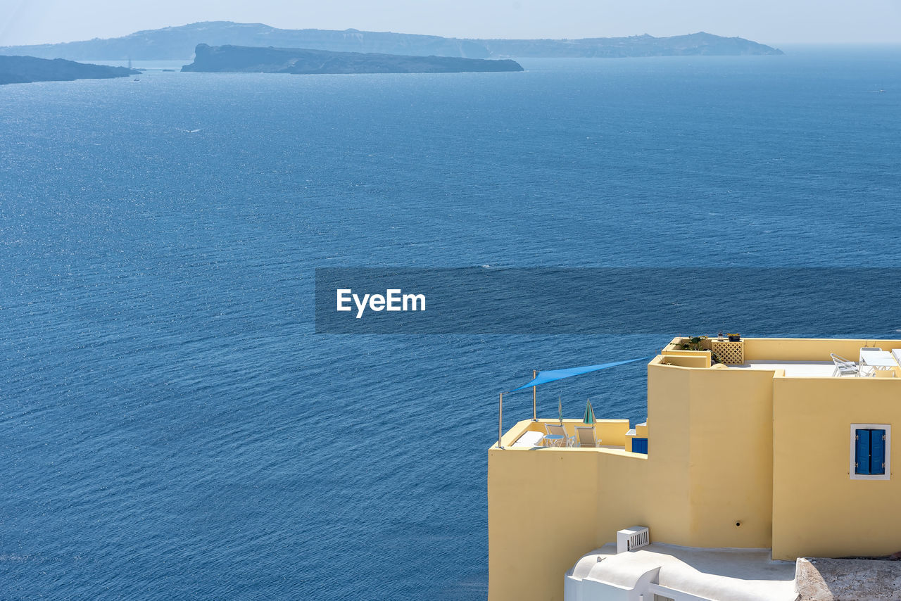 HIGH ANGLE VIEW OF SEA AGAINST MOUNTAIN