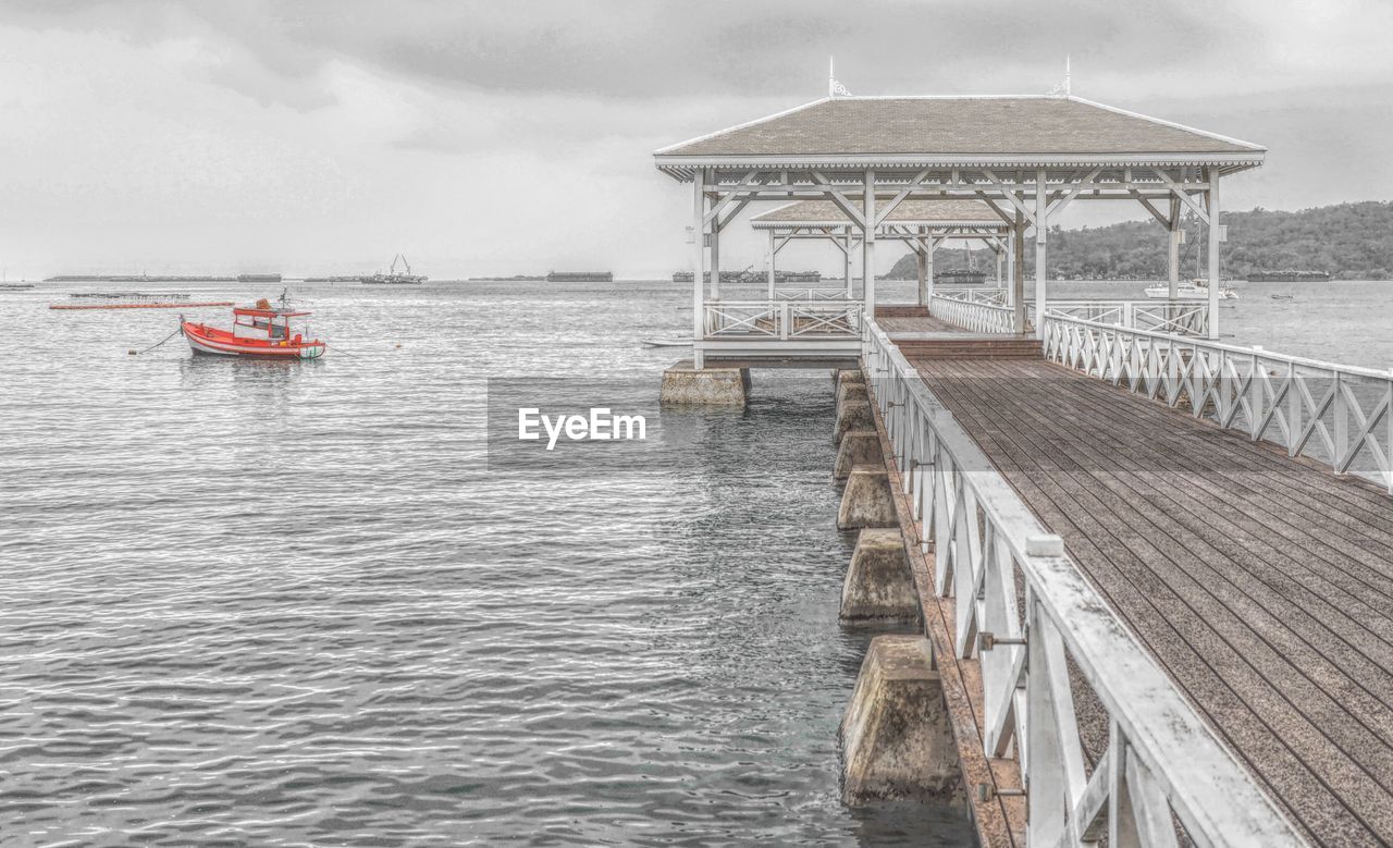 PIER IN SEA AGAINST SKY