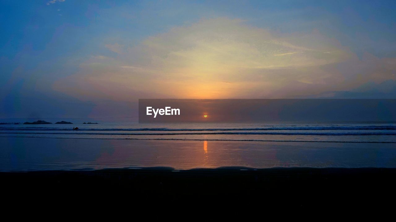 SCENIC VIEW OF SEA AGAINST SKY AT SUNSET