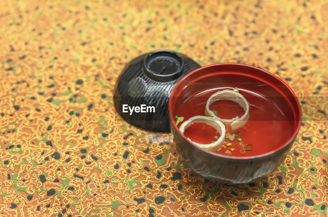 HIGH ANGLE VIEW OF BLACK COFFEE ON TABLE AT HOME