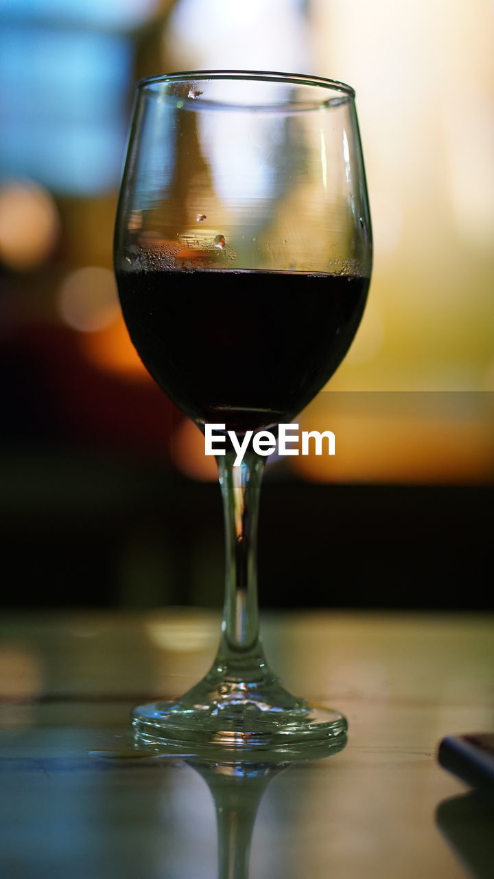 CLOSE-UP OF BEER IN GLASS