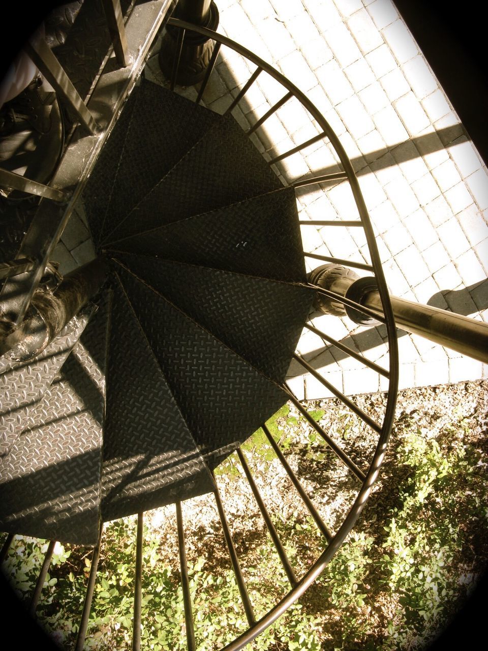 LOW ANGLE VIEW OF CEILING