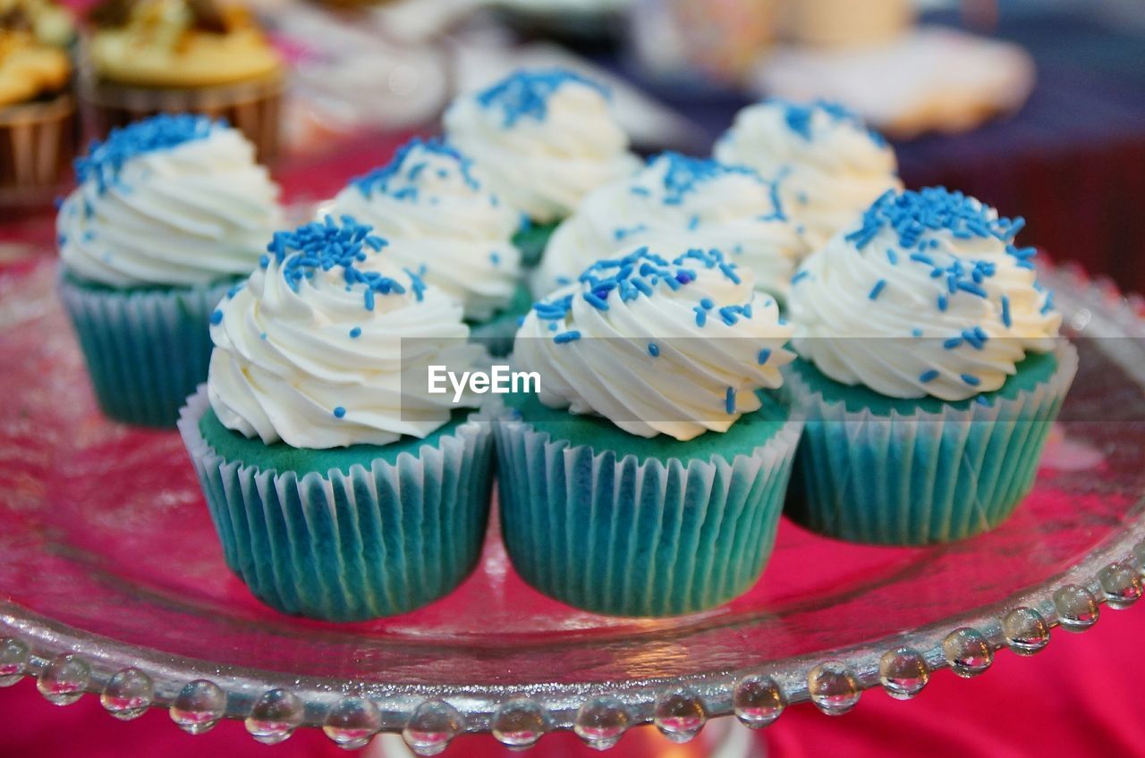 CLOSE-UP OF CUPCAKES