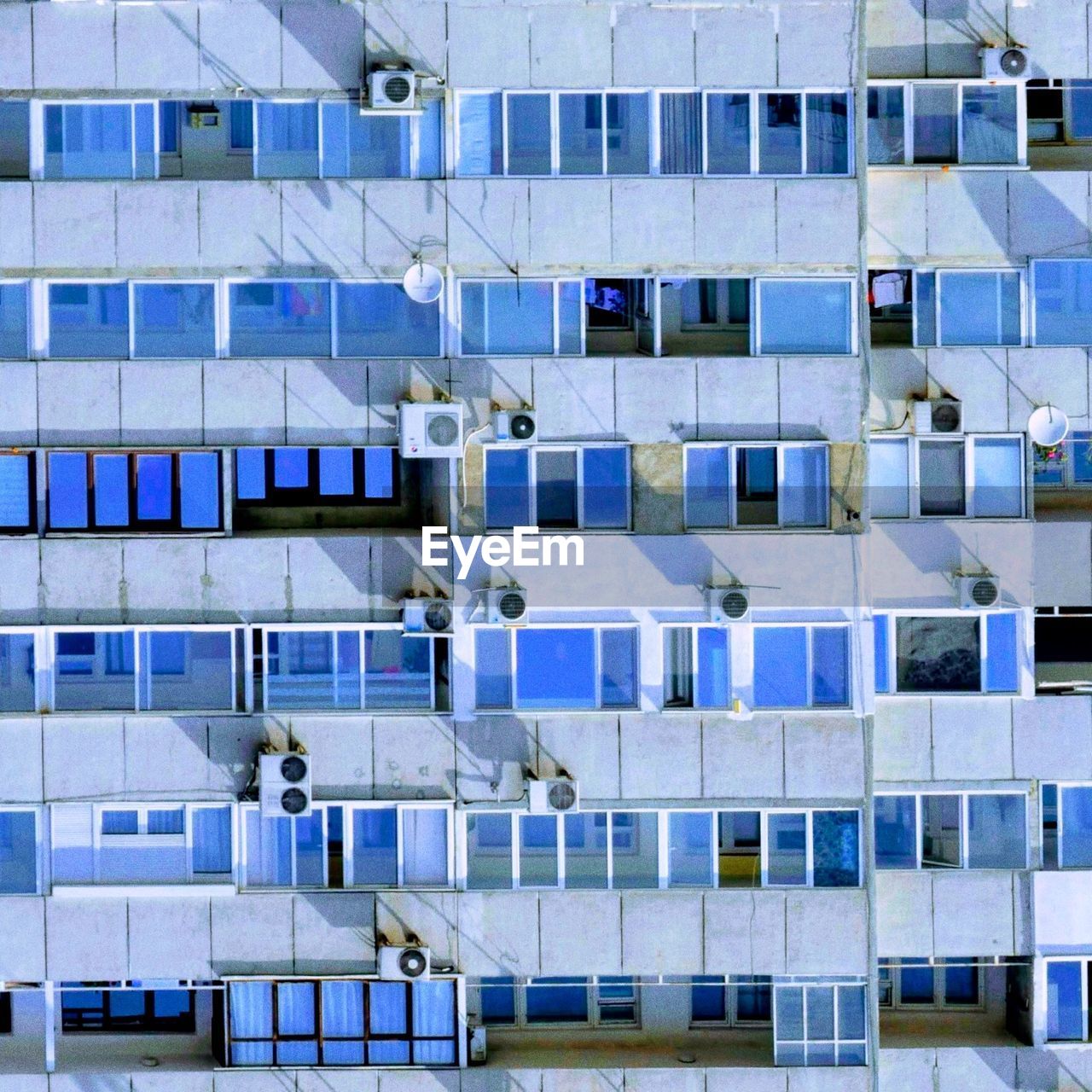 FULL FRAME SHOT OF BUILDING WITH WINDOWS