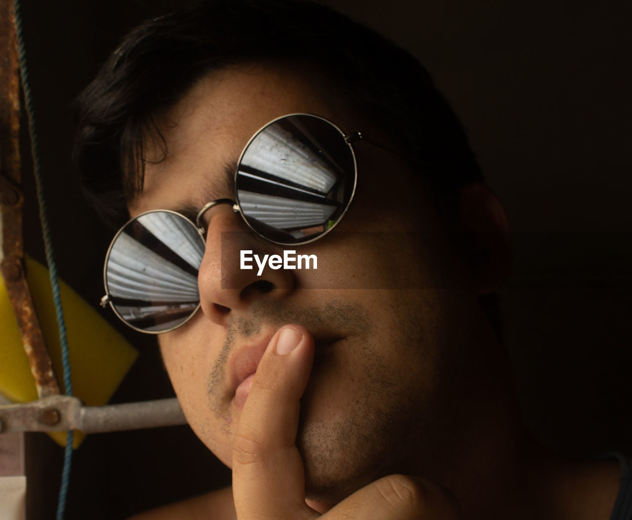 PORTRAIT OF YOUNG MAN WEARING EYEGLASSES