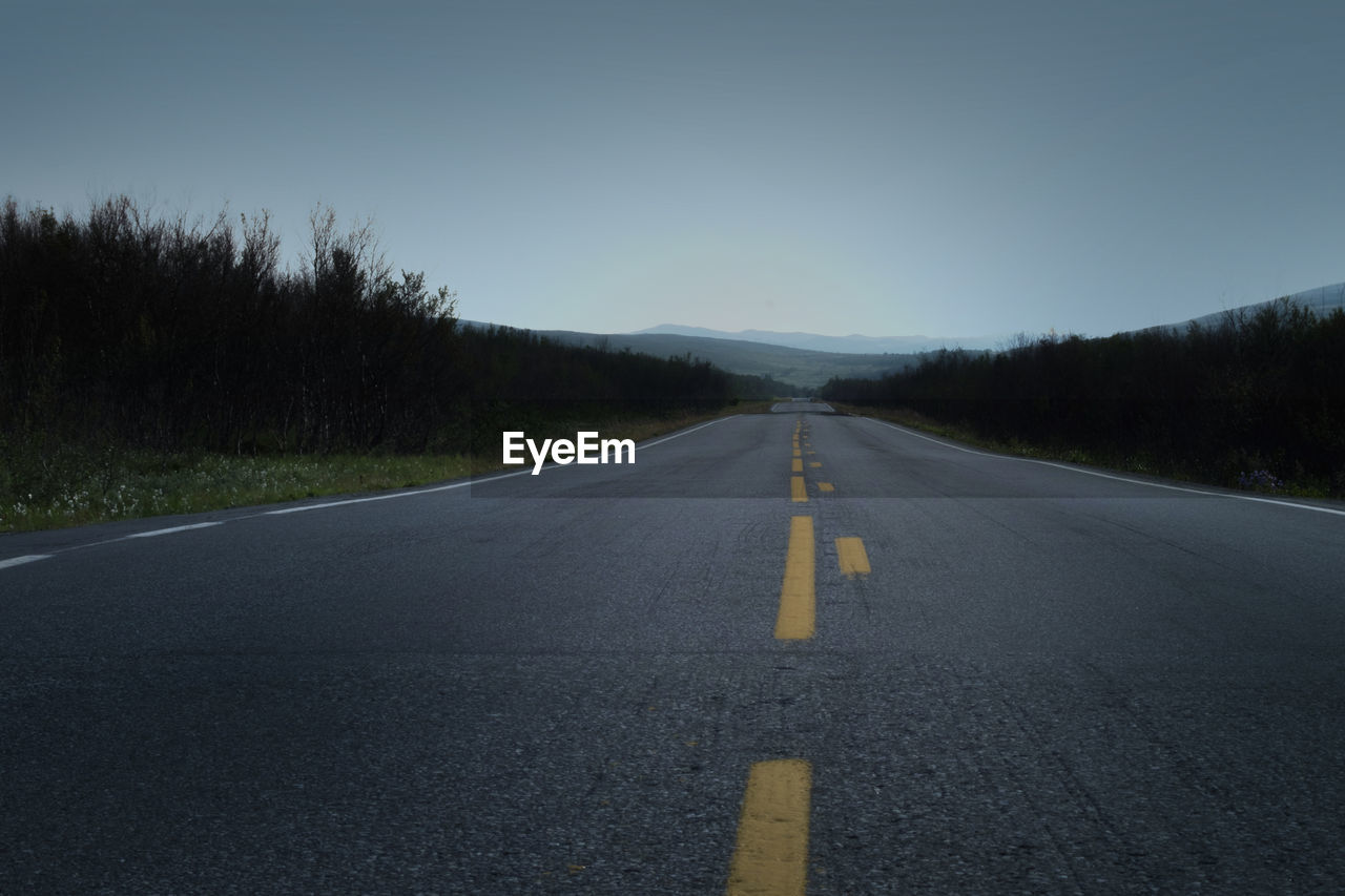 EMPTY ROAD ALONG COUNTRYSIDE LANDSCAPE