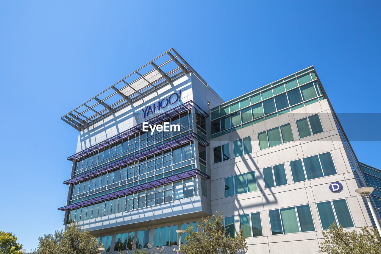 LOW ANGLE VIEW OF MODERN BUILDING AGAINST CLEAR BLUE SKY