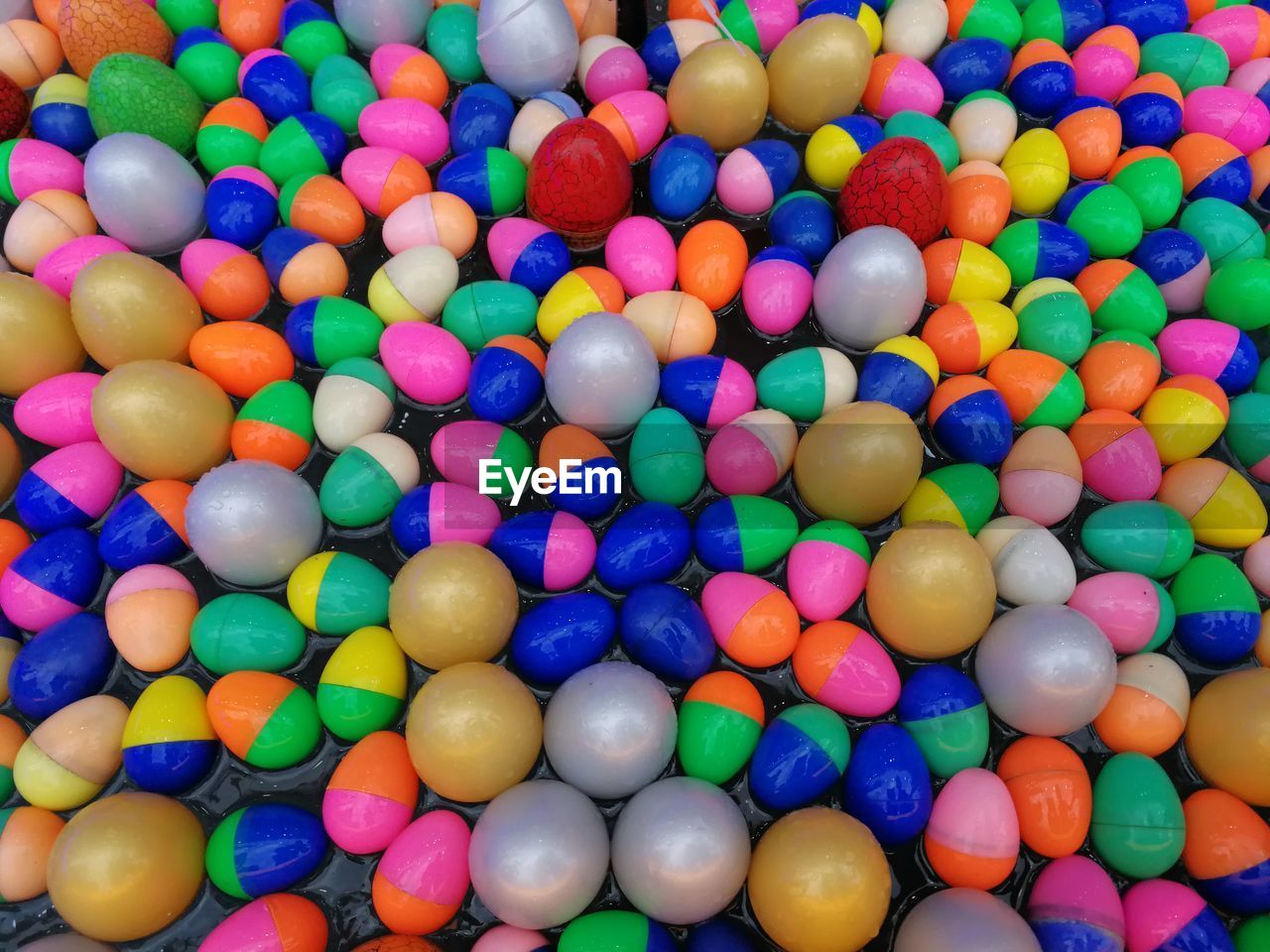 HIGH ANGLE VIEW OF MULTI COLORED BALLS IN CONTAINER