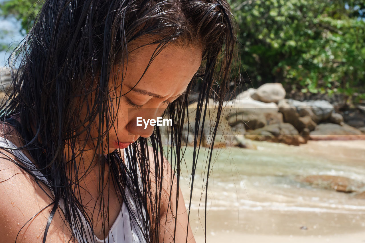 CLOSE-UP PORTRAIT OF BEAUTIFUL YOUNG WOMAN IN WATER