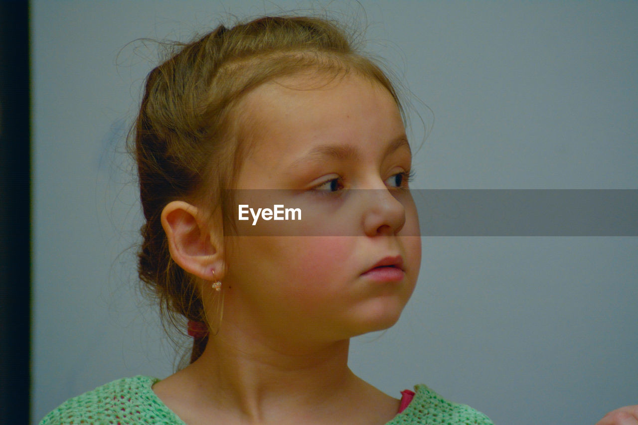 CLOSE-UP PORTRAIT OF GIRL LOOKING AWAY