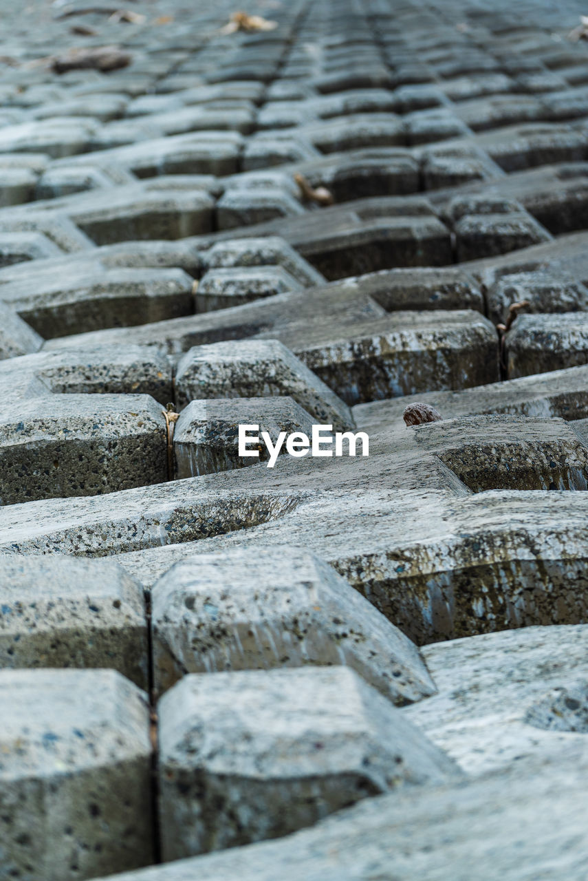 FULL FRAME SHOT OF STONE WALL