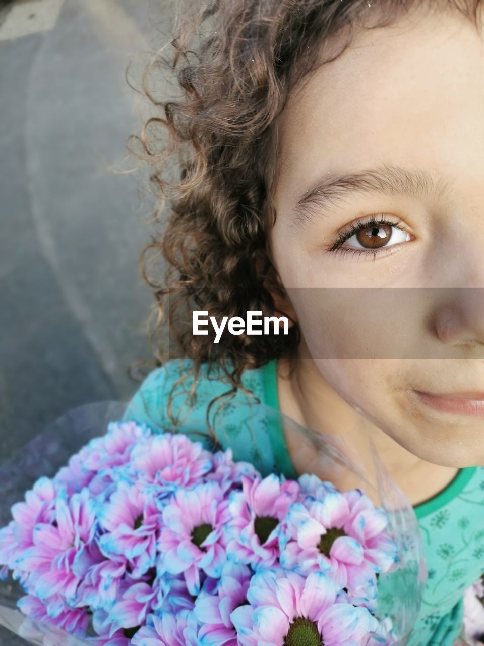 CLOSE-UP PORTRAIT OF A BEAUTIFUL WOMAN WITH RED FLOWER