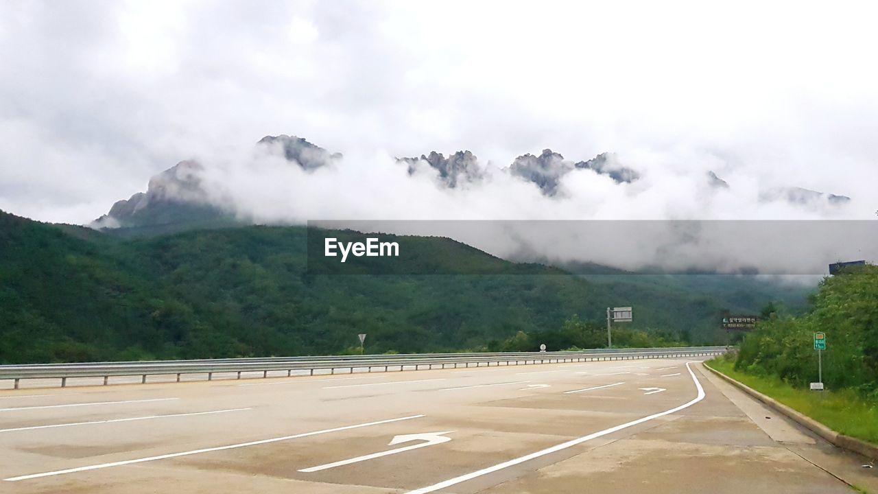 SCENIC VIEW OF ROAD AGAINST MOUNTAINS