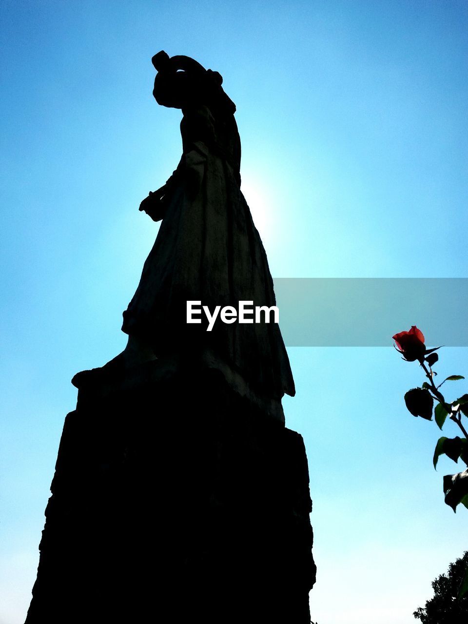 LOW ANGLE VIEW OF STATUE OF LIBERTY AGAINST CLEAR BLUE SKY