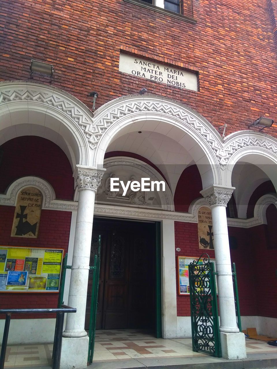 LOW ANGLE VIEW OF ORNATE ENTRANCE AGAINST BUILDING