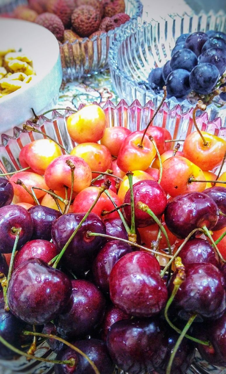 HIGH ANGLE VIEW OF GRAPES IN MARKET