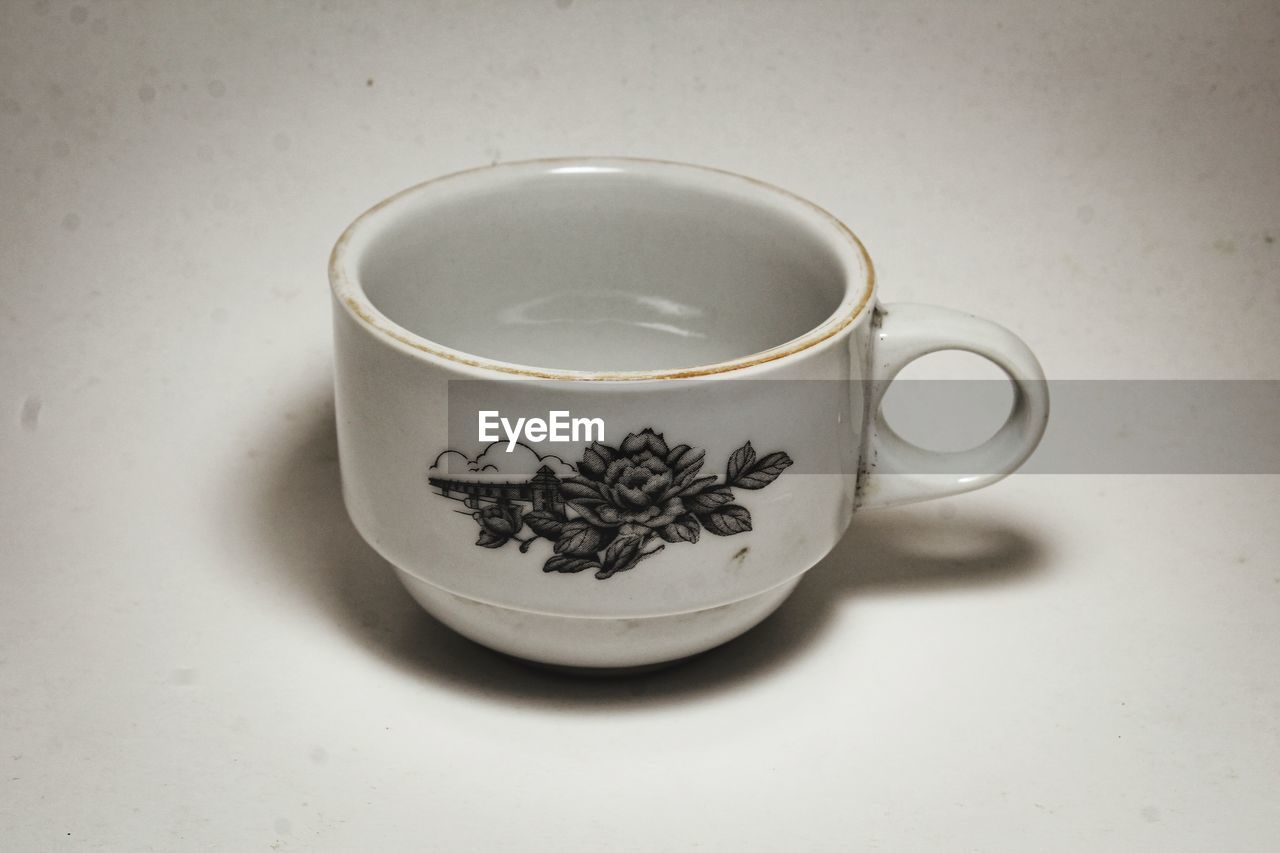 HIGH ANGLE VIEW OF COFFEE CUPS ON TABLE