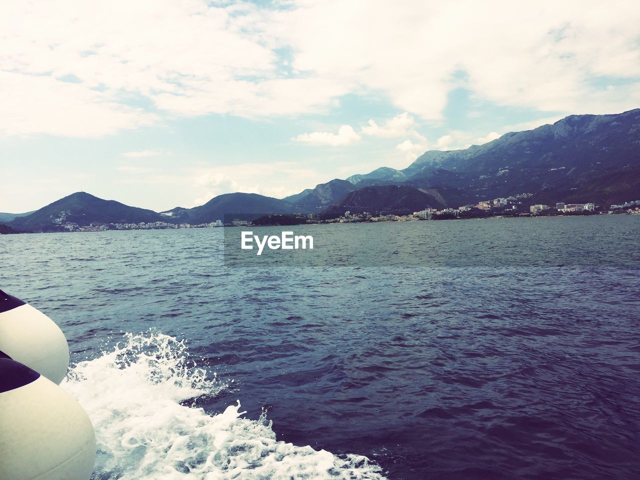 SCENIC VIEW OF LAKE AGAINST MOUNTAINS