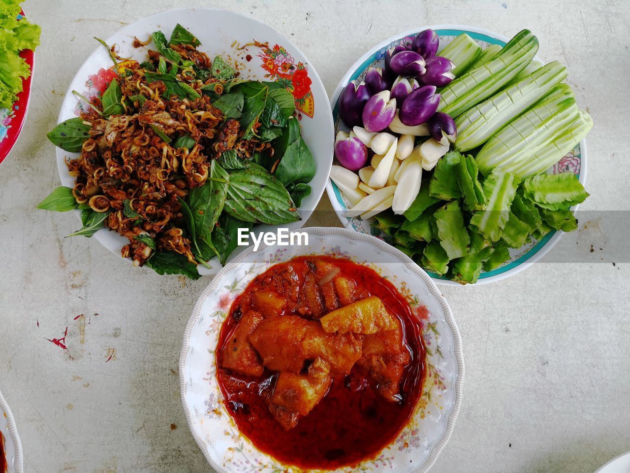 HIGH ANGLE VIEW OF SALAD IN BOWL ON TABLE