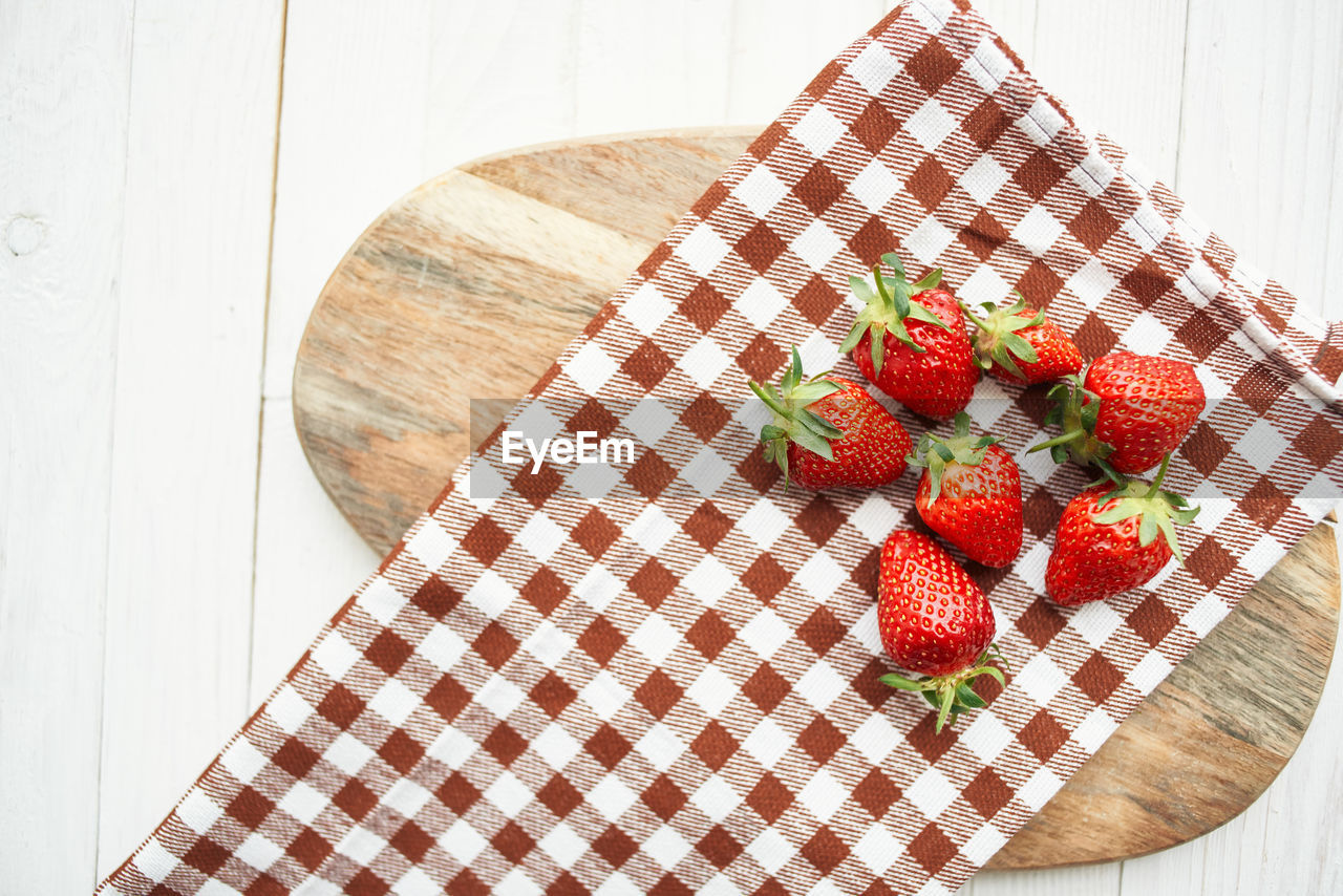 HIGH ANGLE VIEW OF STRAWBERRIES IN PLATE ON TABLE