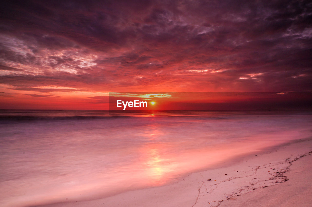 SCENIC VIEW OF DRAMATIC SKY OVER SEA