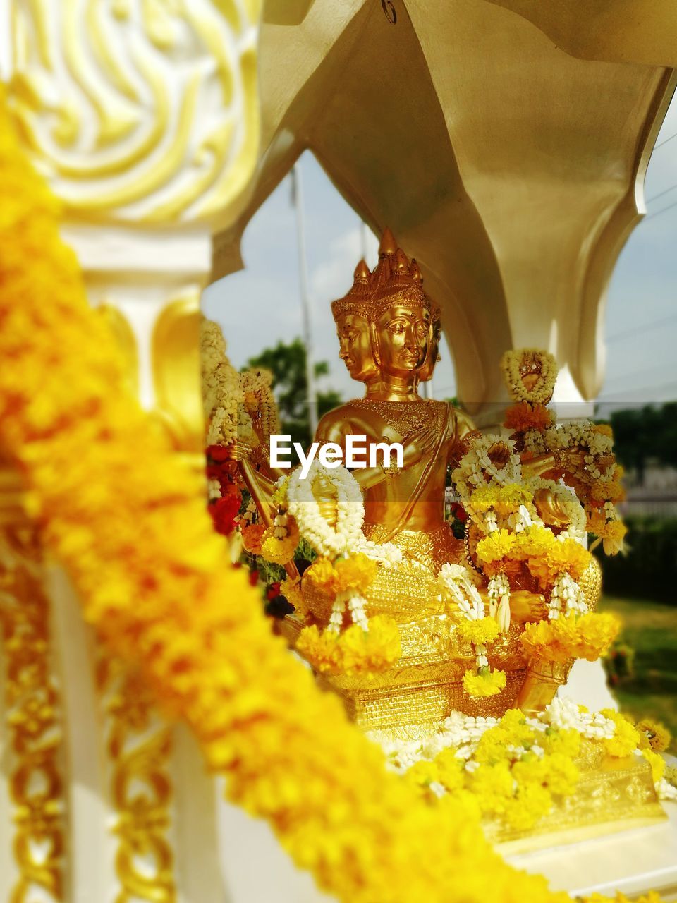 CLOSE-UP OF ANGEL STATUE