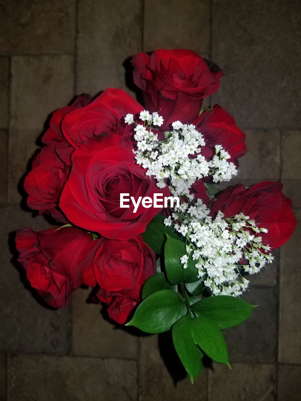 HIGH ANGLE VIEW OF ROSE BOUQUET ON RED ROSES