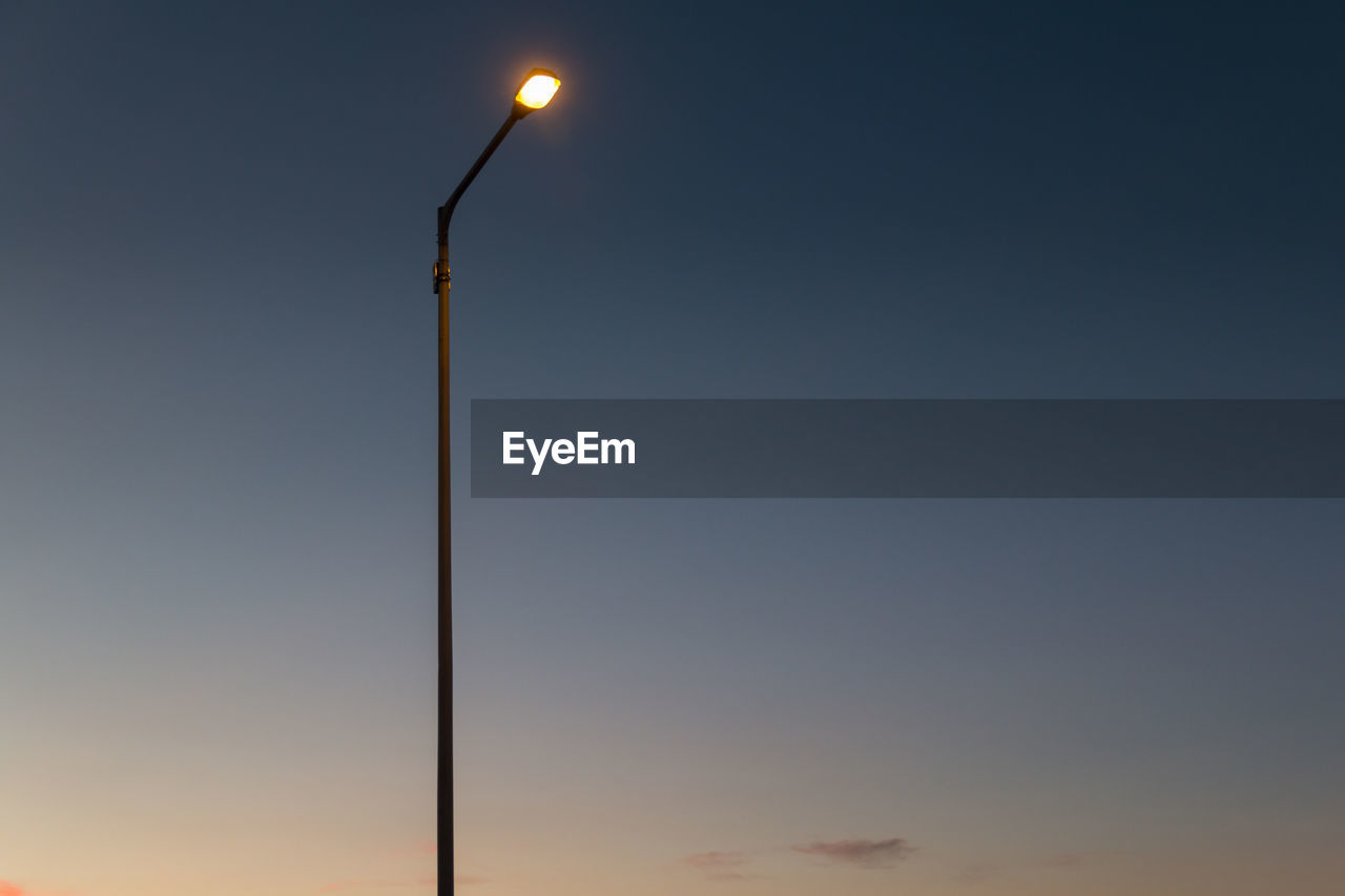 LOW ANGLE VIEW OF STREET LIGHT AGAINST CLEAR SKY
