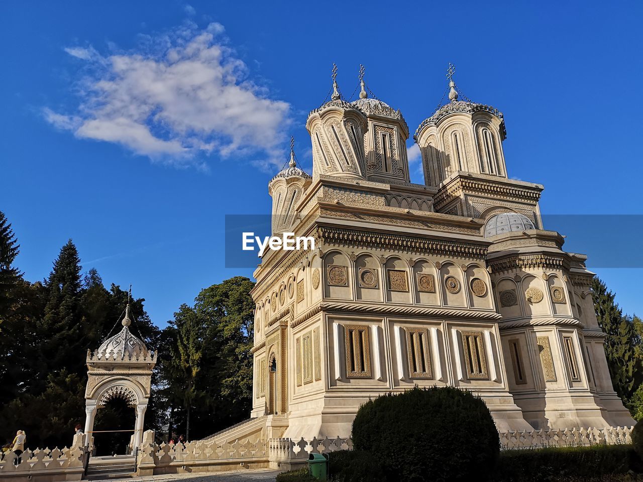 LOW ANGLE VIEW OF STATUE OF BUILDING