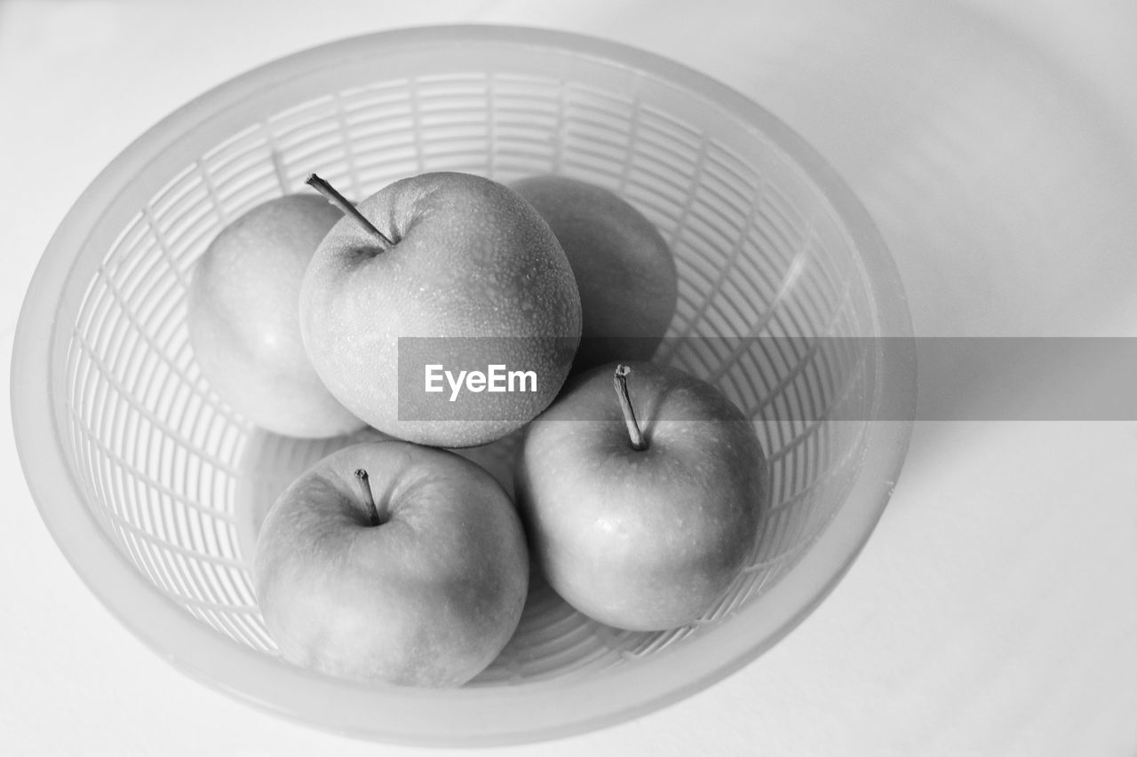 HIGH ANGLE VIEW OF FRUITS IN BOWL