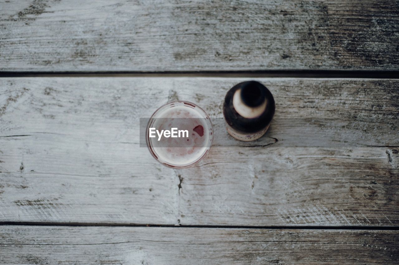 DIRECTLY ABOVE SHOT OF COFFEE CUP ON TABLE