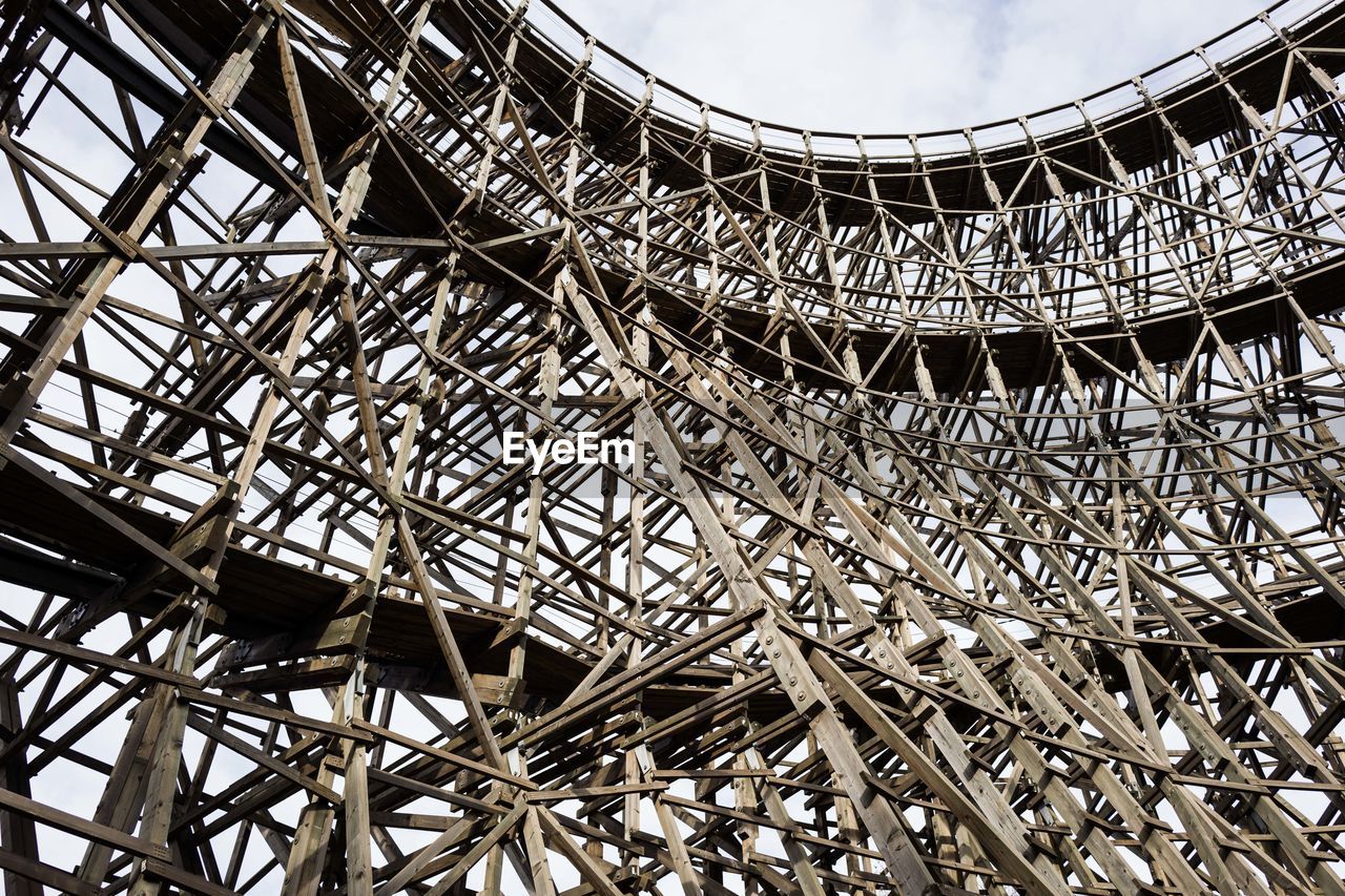 LOW ANGLE VIEW OF FERRIS WHEEL