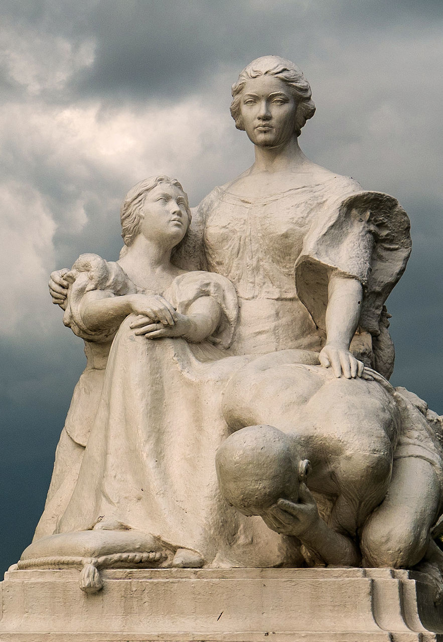 LOW ANGLE VIEW OF SCULPTURES AGAINST SKY