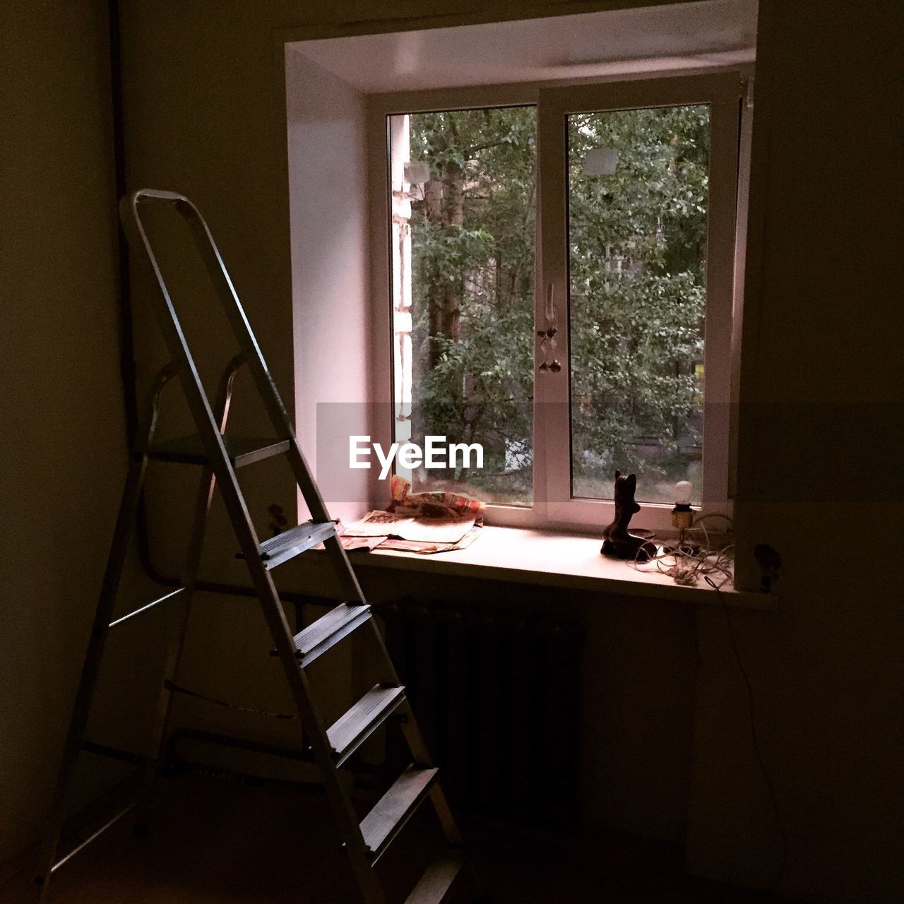 SIDE VIEW OF A TABLE IN THE DARK