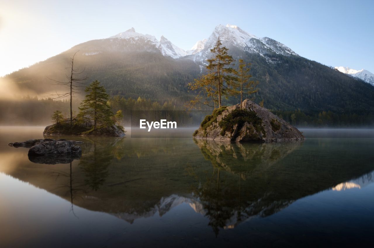 SCENIC VIEW OF LAKE BY MOUNTAIN AGAINST SKY