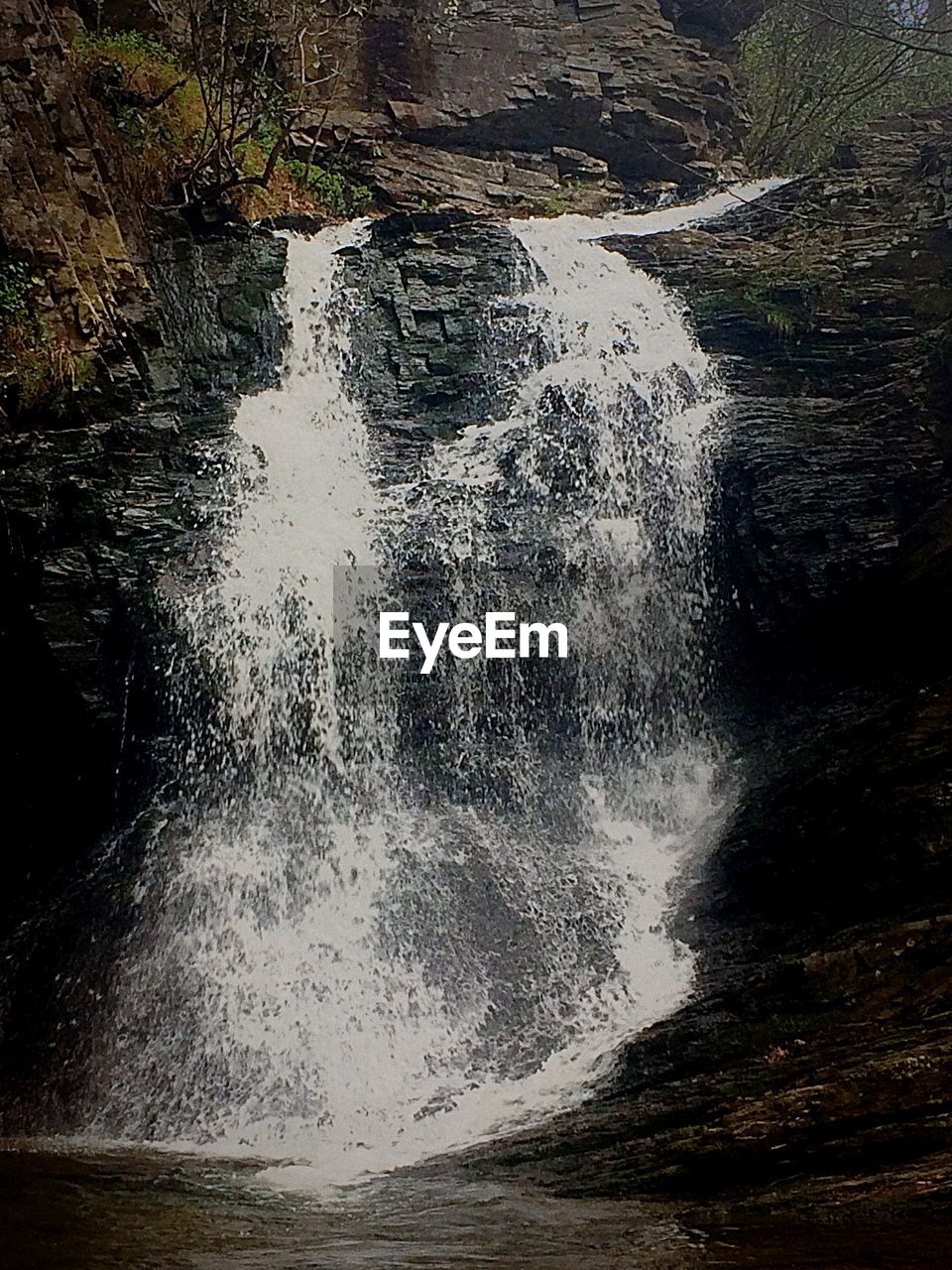 SCENIC VIEW OF WATER FLOWING THROUGH