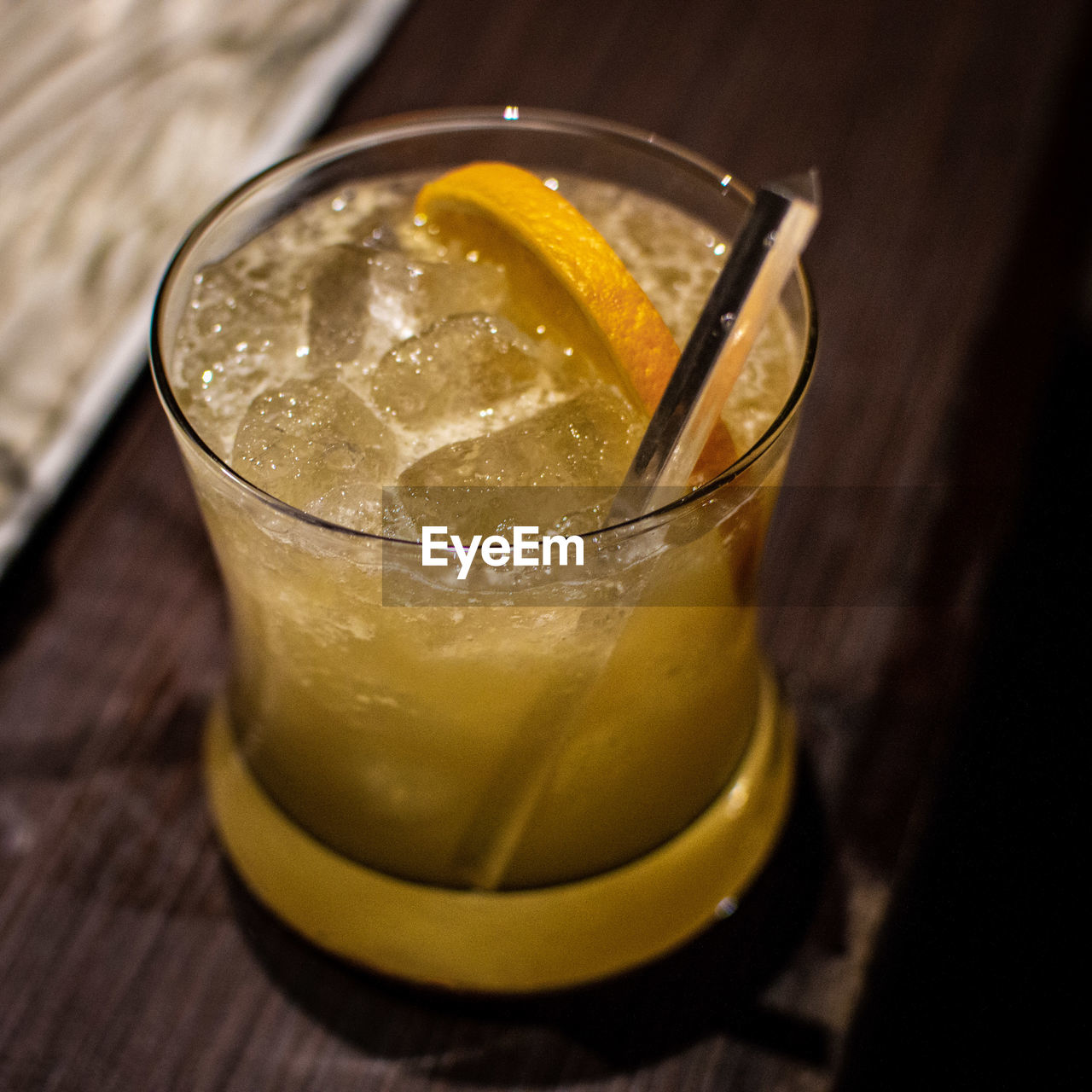 CLOSE-UP OF ICE TEA ON GLASS