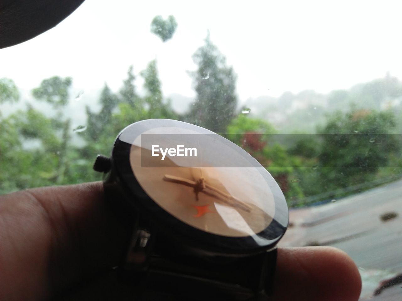 CLOSE-UP OF PERSON HOLDING SUNGLASSES