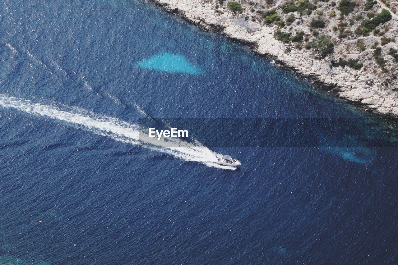 HIGH ANGLE VIEW OF RIPPLED SEA SHORE