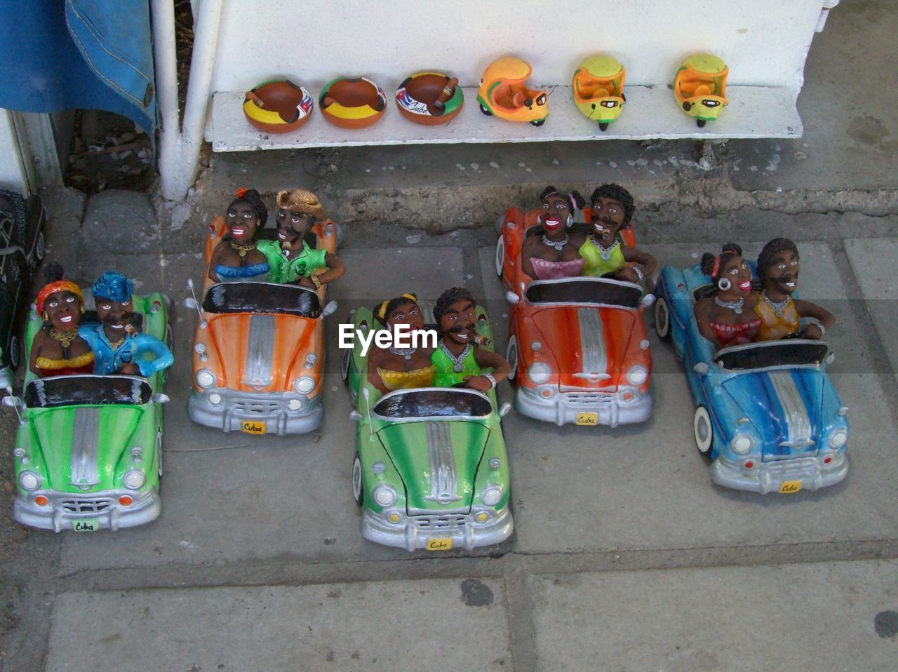 HIGH ANGLE VIEW OF OBJECTS ON TABLE