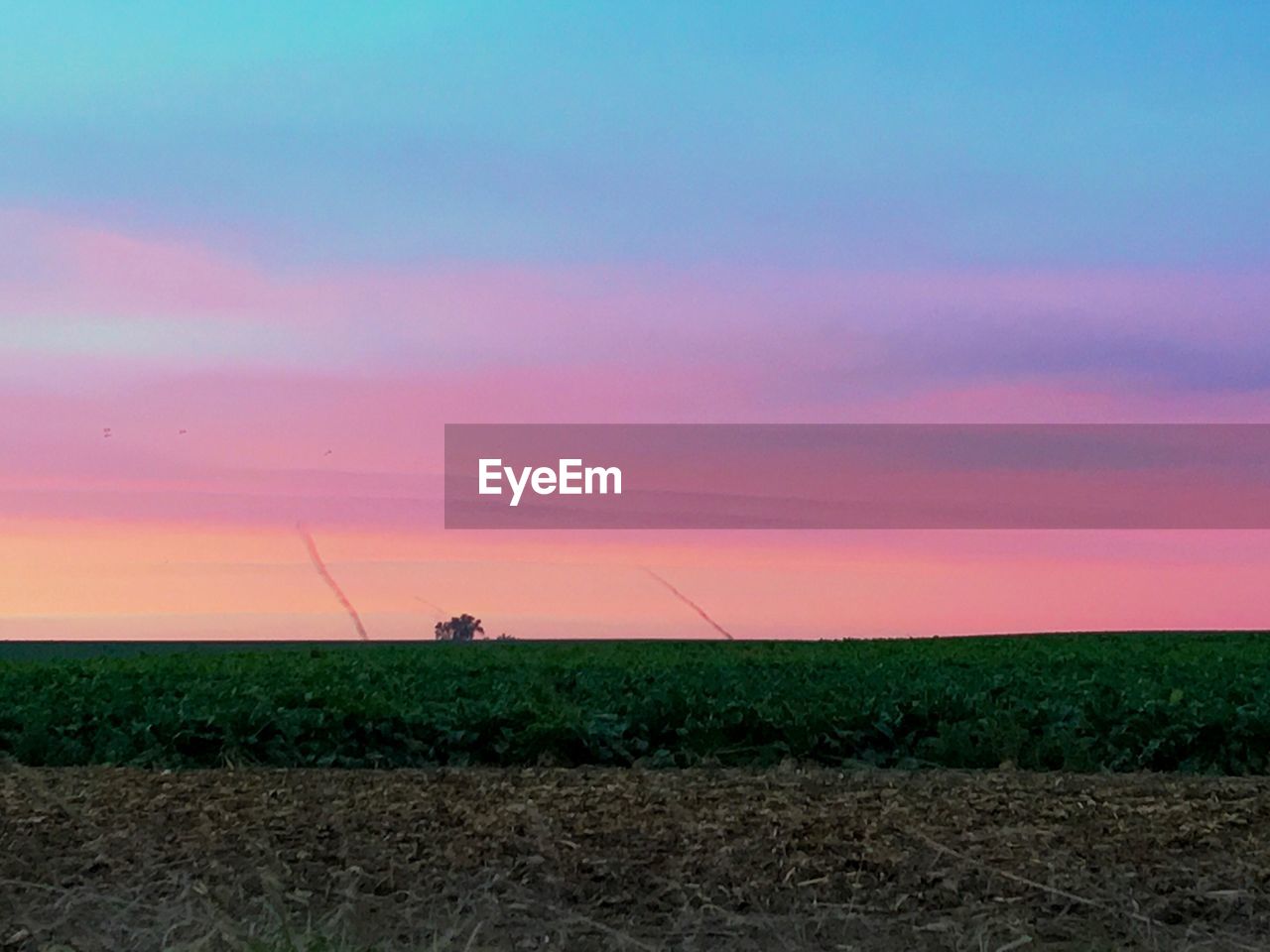 SCENIC VIEW OF FARM AGAINST SKY DURING SUNSET