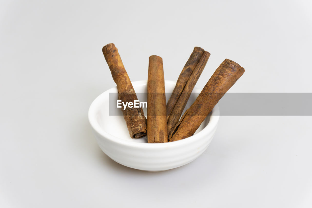 HIGH ANGLE VIEW OF BREAD IN BOWL