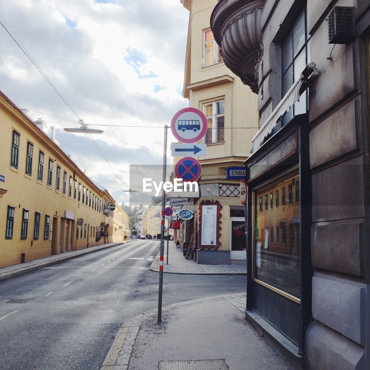 ROAD PASSING THROUGH CITY