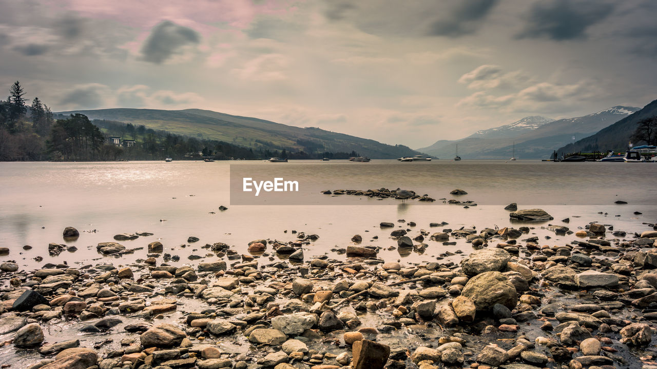 SCENIC VIEW OF LAKE BY MOUNTAINS AGAINST SKY