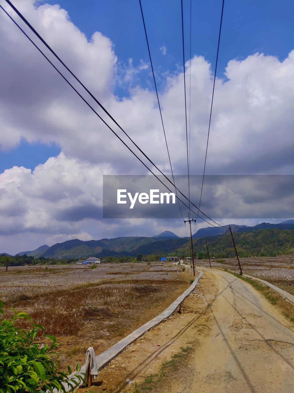 SCENIC VIEW OF FIELD AGAINST CLOUDY SKY