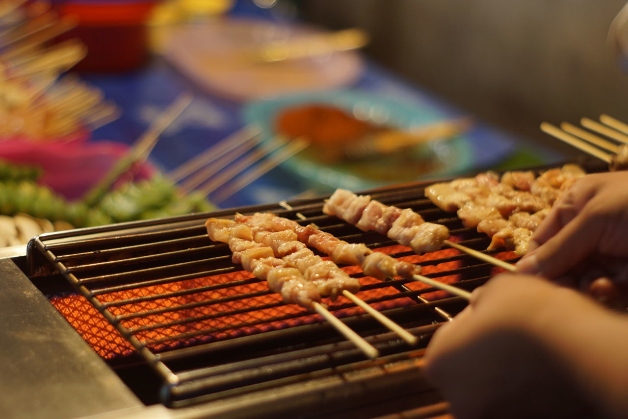 CLOSE-UP OF SAUSAGES ON BARBECUE GRILL