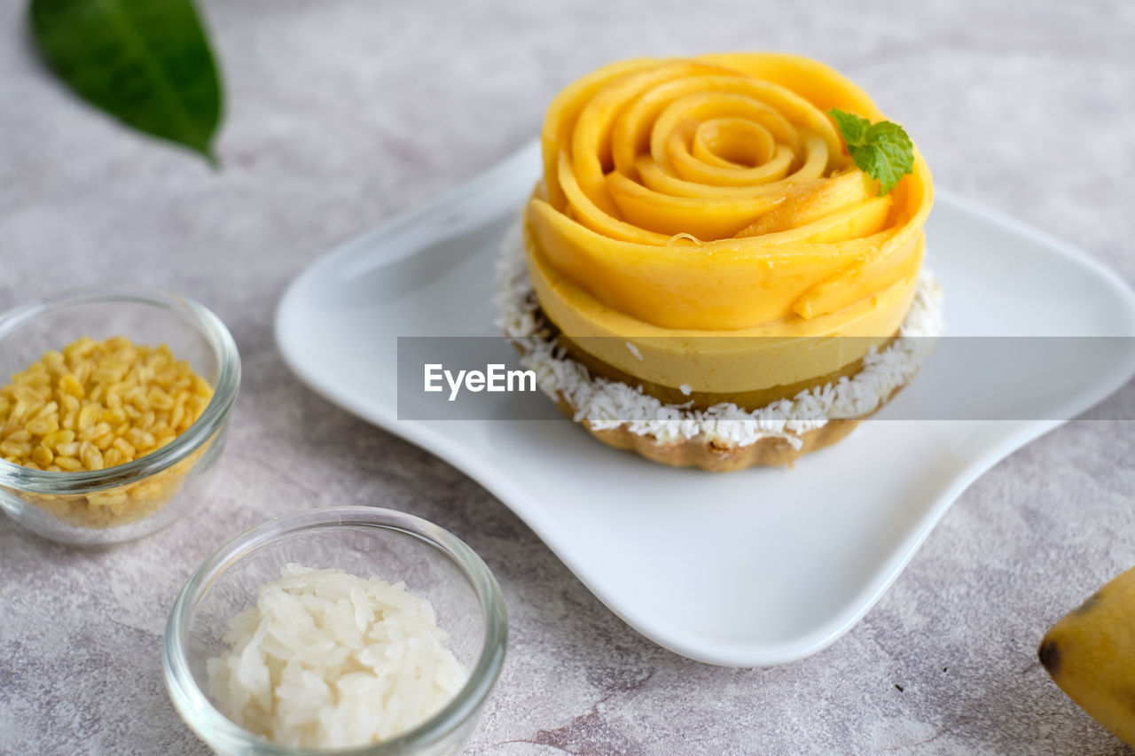 HIGH ANGLE VIEW OF DESSERT IN PLATE