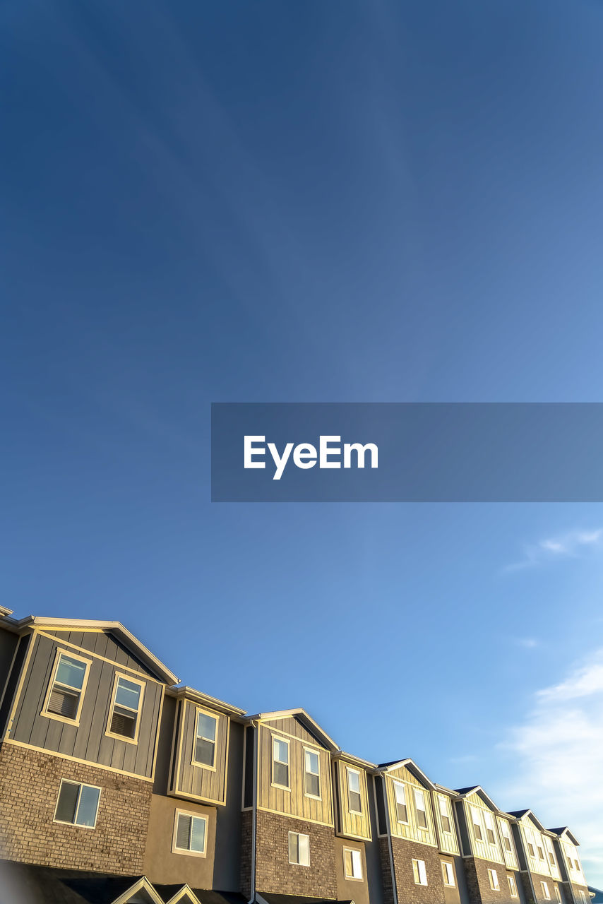 LOW ANGLE VIEW OF BUILDINGS AGAINST SKY